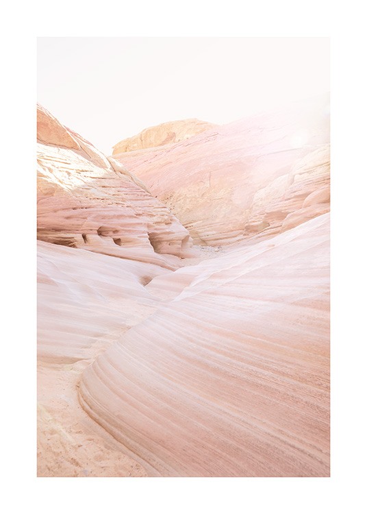  – Fotografie: Wüstenlandschaft mit rosa Canyons und gewellten Felsformationen