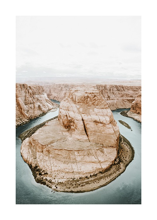  – Fotografie: Landschaft von oben. Hufeisenförmiger Fluss umgeben von Canyons