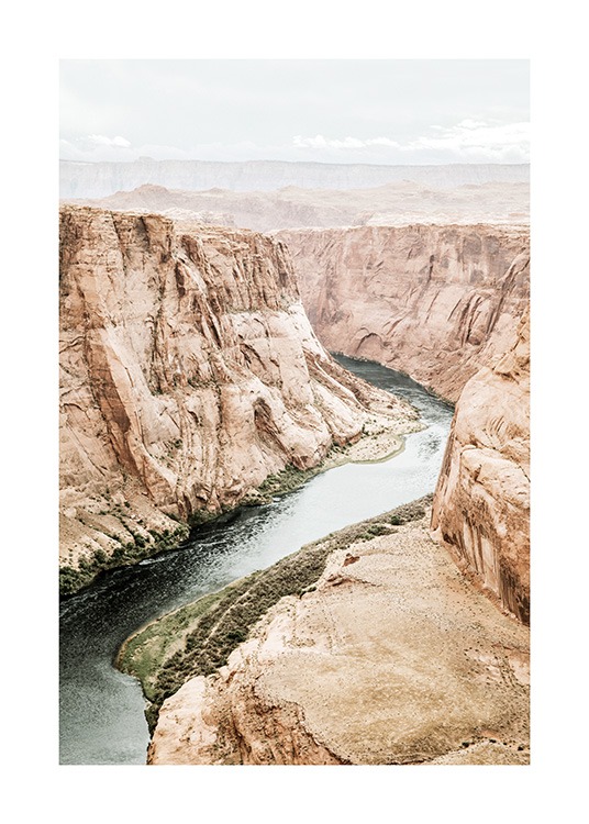  – Fotografie: Fluss, der durch eine Canyon-Landschaft fließt, von oben aufgenommen