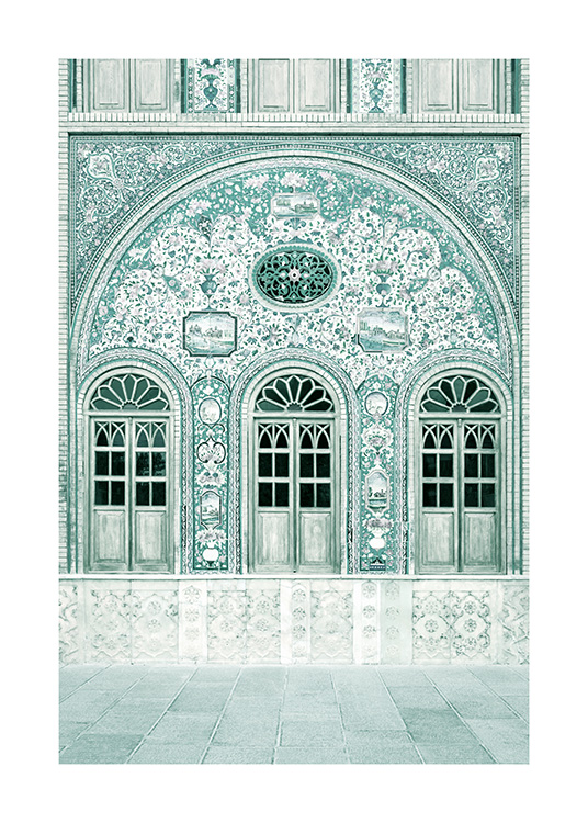 Fotografie einer Fassade in Mintgrün mit Mosaikmuster und Türen im gleichen Farbton