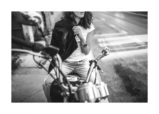 Schwarz-weiß-Fotografie einer Frau auf einem Motorrad in einer Lederjacke