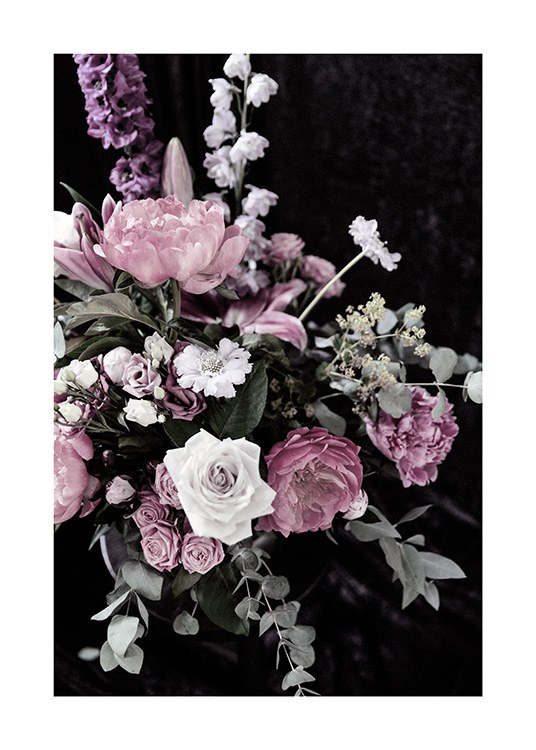  - Blumenstrauß mit weißen, rosa und lila Blumen sowie grünen Blättern mit dunklem Hintergrund