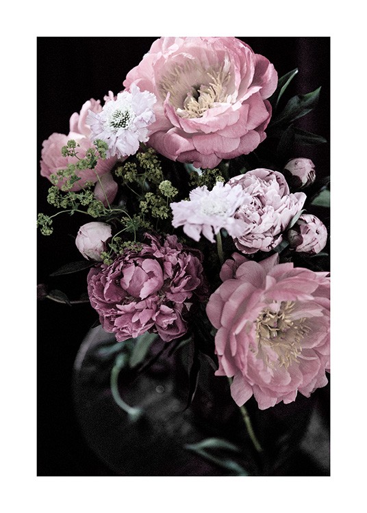  - Blumenstrauß in Rosa und Lila mit grünen Einsprengseln und dunklem Hintergrund