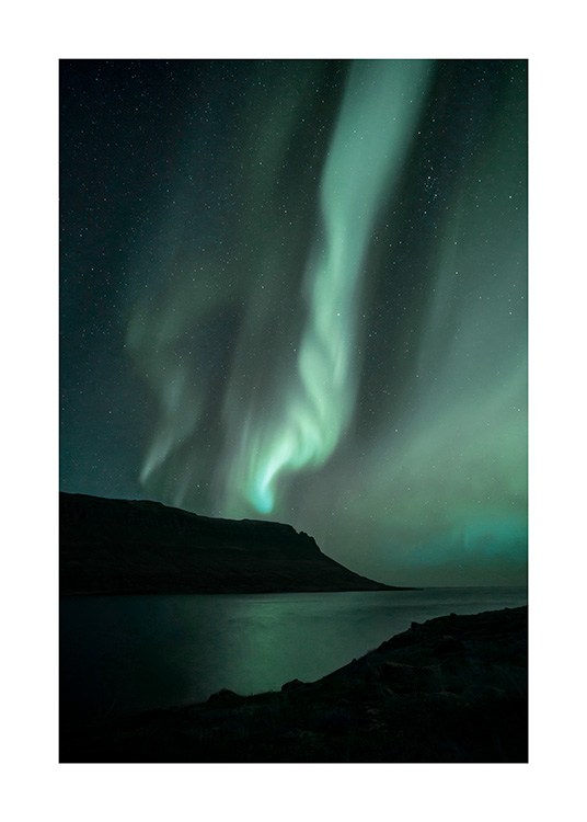  - Fotografie von grünen Nordlichtern hinter Bergen und Meer auf Island
