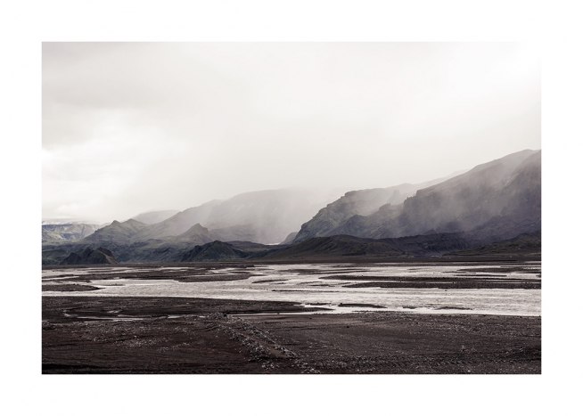  - Fotografie einer Landschaft mit Wasserpfützen und Bergen im Nebel