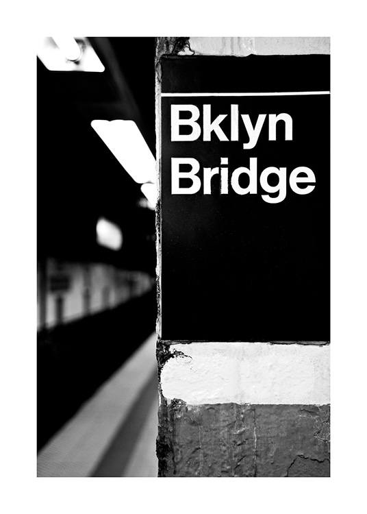  - Schwarz-weiß-Fotografie vom U-Bahn-Schild Bklyn Bridge in New York