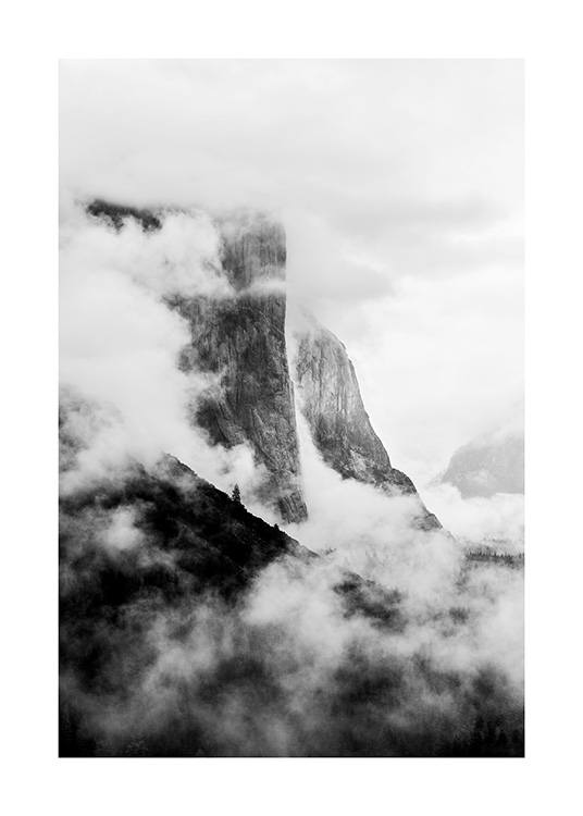  - Schwarz-weiß-Foto vom mit Nebel bedeckten El Capitan, einer Felsformation in Kalifornien