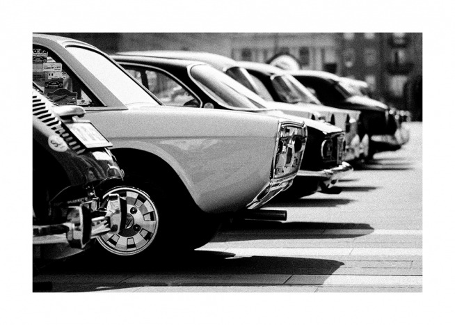  - Schwarz-weiß-Foto von Oldtimern auf einem Parkplatz in einer Reihe