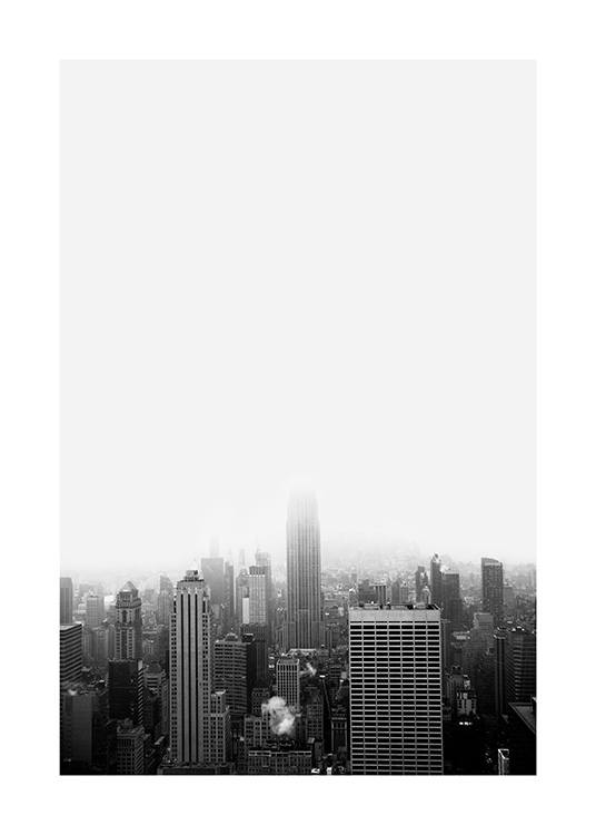  - Schwarz-weiß-Fotografie von Gebäuden in New York mit einer nebligen Skyline