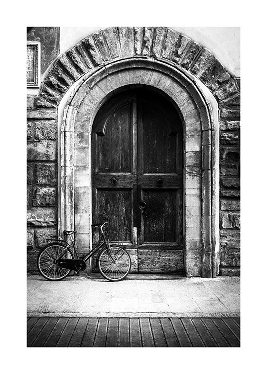  - Schwarz-weiß-Fotografie einer rustikalen Tür mit einem Fahrrad davor