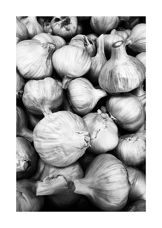  - Schwarz-weiß-Fotografie mit aufgehäuftem Knoblauch