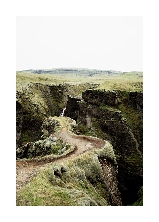 - Fotografie, die eine grüne Landschaft und einen schmalen Pfad auf Island zeigt