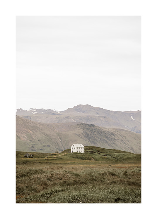  - Fotografie, die ein einsames Haus in einer Berglandschaft auf Island zeigt