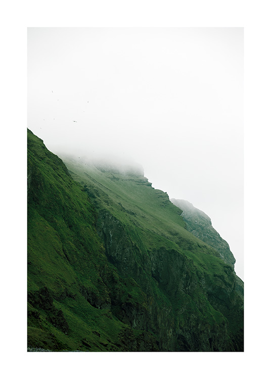  - Fotografie einer nebligen, grünen Landschaft auf Island