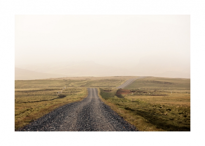  - Fotografie aus der isländischen Landschaft mit Schotterstraße und grünen Wiesen