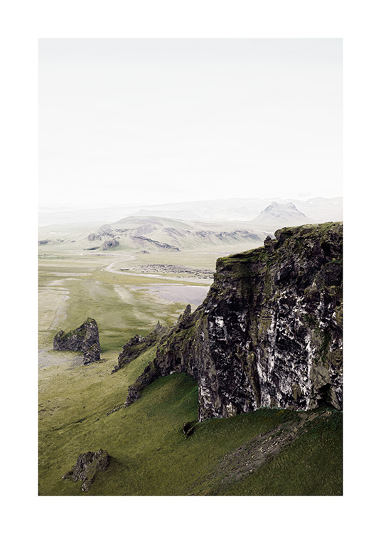  - Fotografie einer grünen Landschaft mit Bergen und Felsen