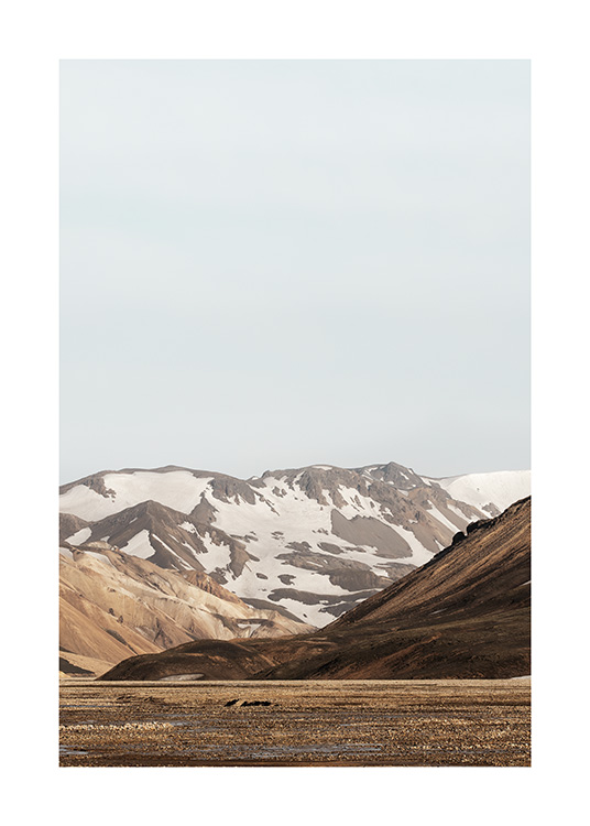 - Fotografie einer verschneiten Berglandschaft auf Island