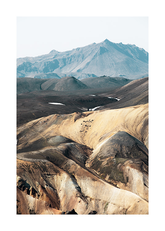  - Fotografie der Landschaft auf Island mit Bergen