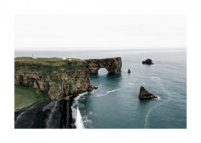  - Fotografie von Meer und Felsen auf der Halbinsel Dyrhólaey auf Island von oben