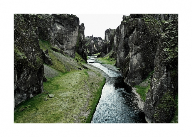  - Fotografie des Canyons Fjaðrárgljúfur mit Fluss und grüner Landschaft