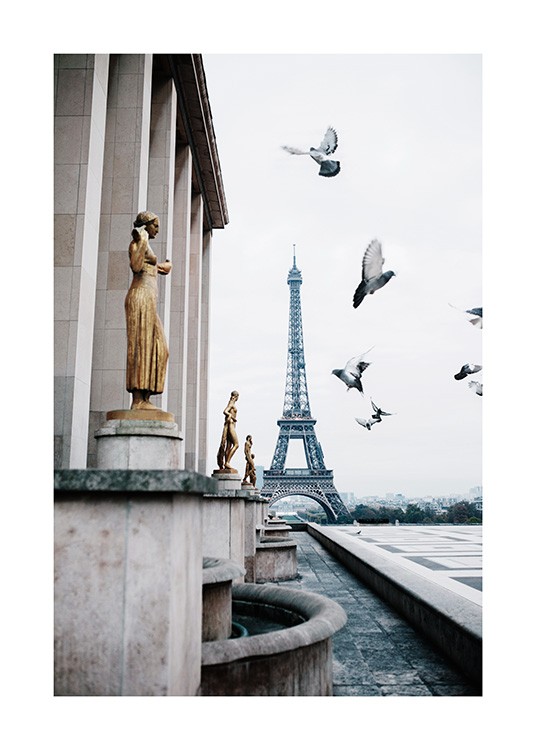 - Fotografie aus Paris mit dem Eiffelturm hinter fliegenden Tauben und goldenen Statuen