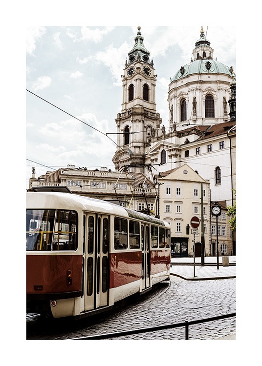  - Fotografie aus Prag mit einer alten roten Straßenbahn vor einer weißen Kirche