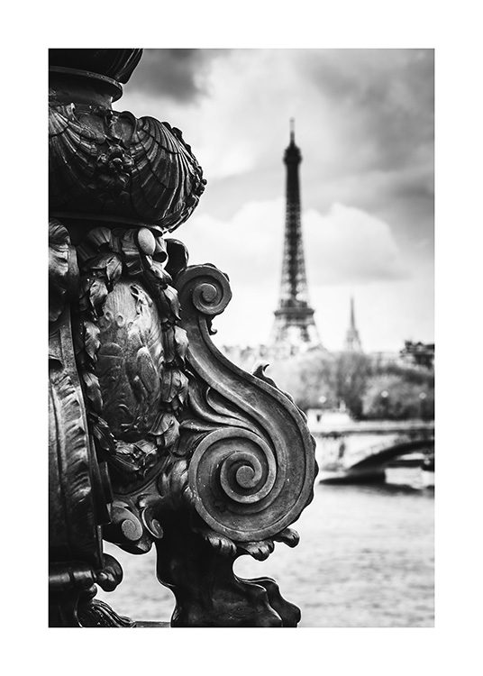  - Fotografie von Brückendetails vor dem Eiffelturm in Schwarz-weiß
