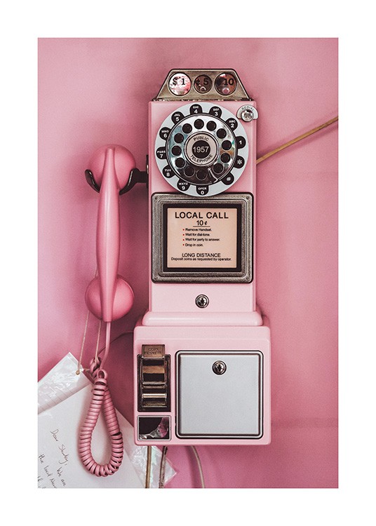 - Fotografie eines rosa Münztelefons in Retro-Stil vor rosa Hintergrund