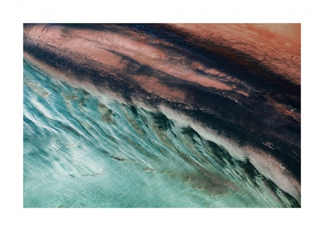  - Fotografie einer Küste mit abstrakten Formen in verschiedenen Farben