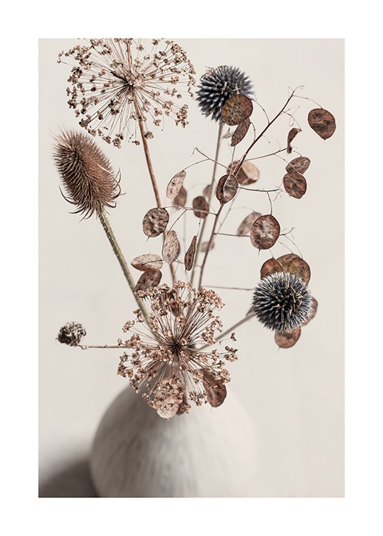  - Botanik-Poster mit der Fotografie eines getrockneten Blumenstraußes in einer beigen Vase 