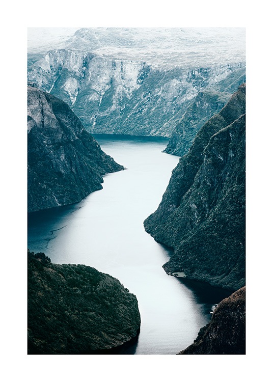  - Naturposter mit dem Foto eines breiten Flusses in einer Berglandschaft in Skandinavien