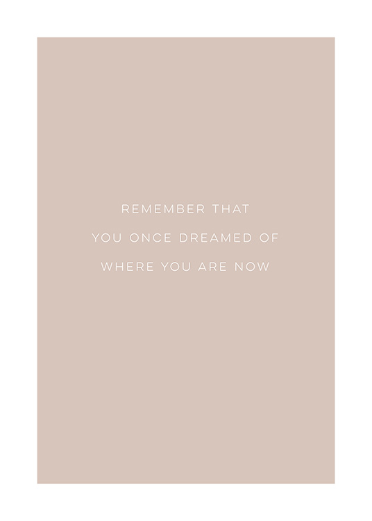  - Poster mit einem inspirierenden Zitat, das dich daran erinnert, wo du jetzt stehst, mit weißem Text auf einem staubigen rosa Hintergrund