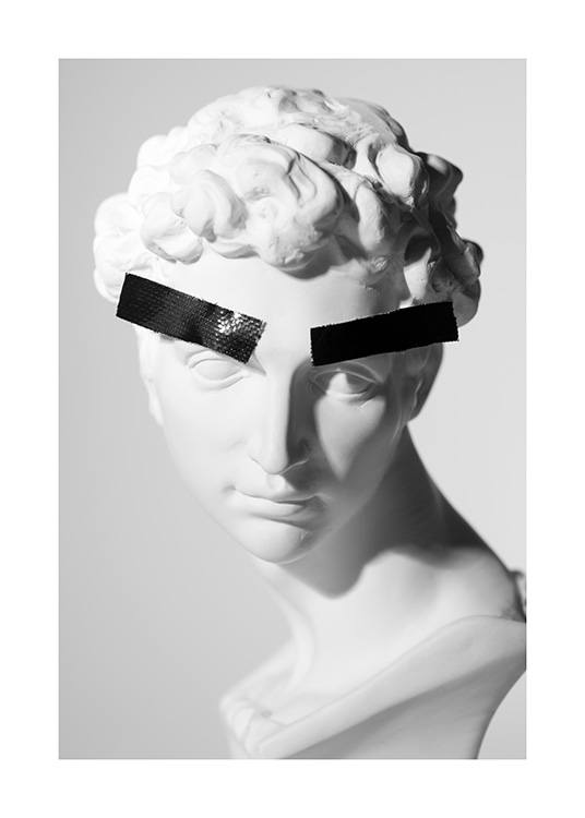  - Fotografie in Schwarz und Weiß von einer Marmorstatue mit schwarzem Klebeband als Augenbrauen 