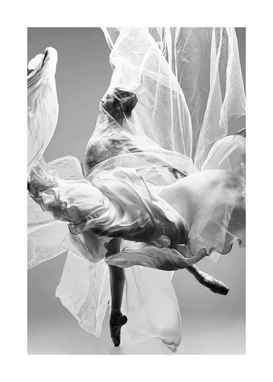  - Fotografie einer Ballerina in einem weißen fließenden Stoff beim Spitzentanz