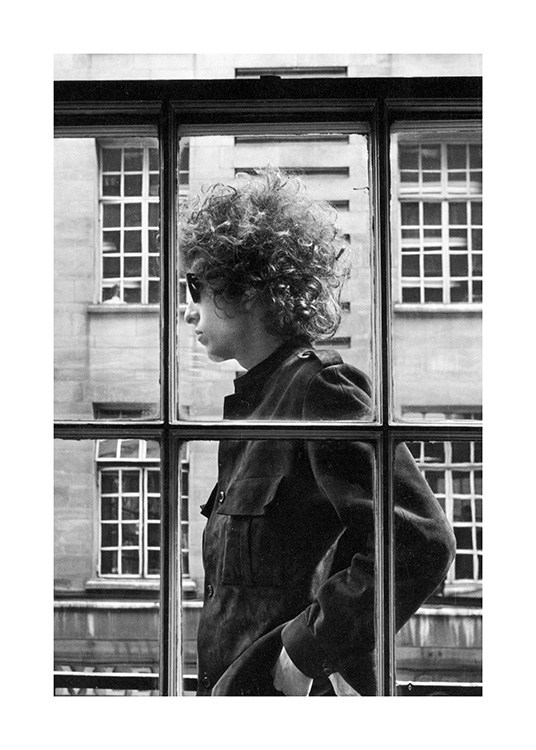  - Fotografie von Bob Dylan in Schwarz-weiß, der vor einem Fenster steht