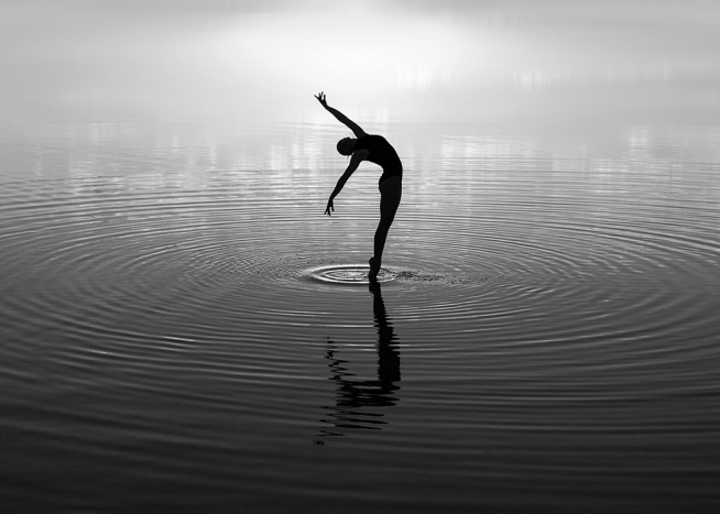 Dancing on the Lake Poster / Schwarz-weiß-Fotografie bei Desenio AB (13700)