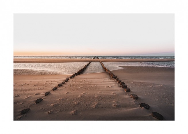  – Fotografie von Holzpfählen im Sand an einem Strand, die in den Ozean führen