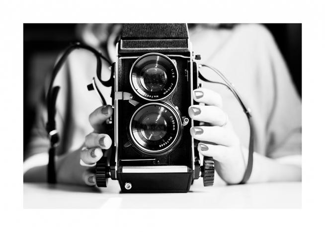  – Schwarzweißfotografie einer analogen Vintage-Kamera mit zwei Linsen