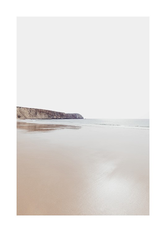  – Fotografie einer Küstenlinie mit Meer und Felsen im Hintergrund