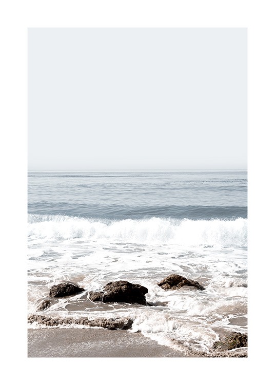  – Fotografie von Wellen, die auf einen Strand mit Felsen aufschlagen