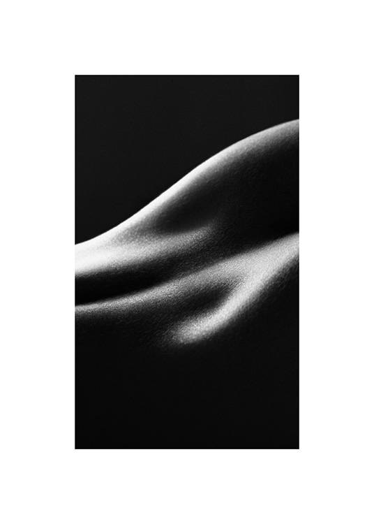  - Fotografie mit der Nahaufnahme in Schwarz-weiß, die die unteren Rückenpartie einer Frau zeigt