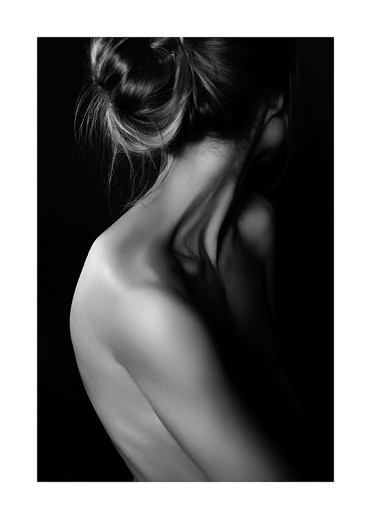  - Schwarz-weiß-Fotografie der Nacken - und Schulterpartie einer Frau
