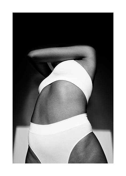  - Schwarz-weiß-Fotoposter einer Frau in weißen Dessous