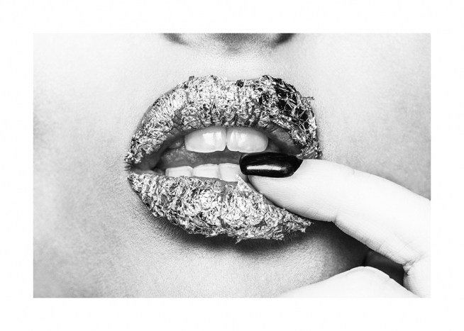  - Schwarz-weiß-Fotografie eines mit Folie bedeckten Lippenpaars, mit einem Finger dazwischen