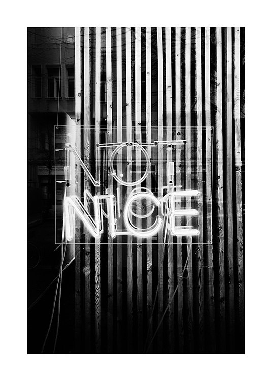  - Schwarz-weiß-Fotografie eines Neonschilds mit dem Text „Not Nice“