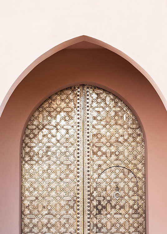  - Fotografie einer ovalen, goldenen Tür mit einem rosa Bogen davor