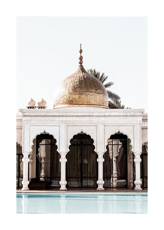  - Fotografie eines weißen Gebäudes mit geschwungenen Bögen, Säulen und einer goldenen Kuppel