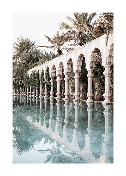  - Fotografie von weißen Säulen und geschwungenen Säulen neben einem Pool mit Palmen im Hintergrund