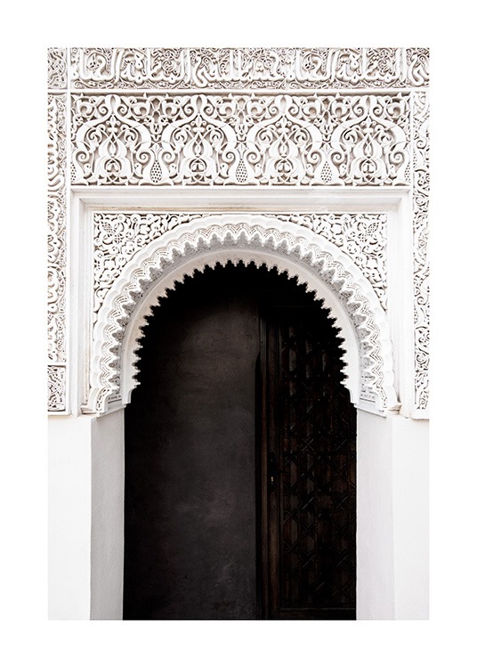 - Fotografie einer schwarzen Tür und eines weißen Bogens mit handgemachten Details und Mustern