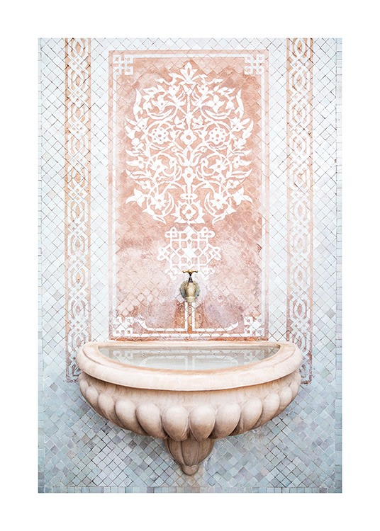  - Fotografie einer Mosaikwand in Blau, Rosa und Weiß hinter einem kleinen Brunnen